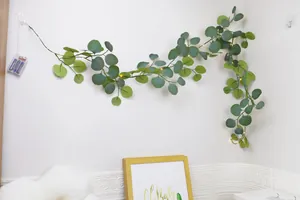 Détail de guirlande d'eucalyptus artificiel avec LED blanc chaud et boîtier de piles