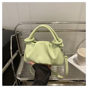 Vue détaillée du sac en cuir plissé vert menthe avec poignée texturée et logo
