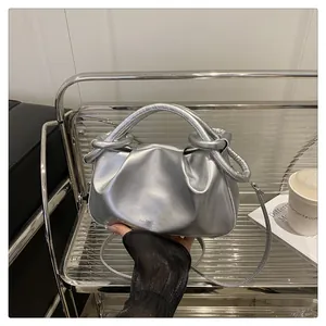 Détail de ce sac nuage plissé argenté avec sa bandoulière en cuir élégante