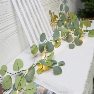 Guirlande d'Eucalyptus Artificielle Guirlande Lumineuse LED Chaude à Piles Vigne Verte pour Maison Mariage Fête Décor