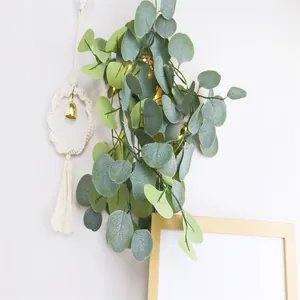 Guirlande d'eucalyptus artificiel avec guirlande lumineuse LED chaude et cloche tressée