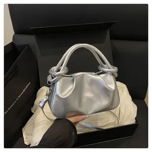 Détail macro du sac nuage plissé argenté métallisé avec emballage cadeau élégant