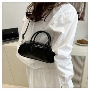 Detailansicht der schwarzen Lackleder-Baguette-Tasche mit silbernen Beschlägen und Gurt