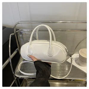 Detail der weißen PU-Leder Baguette Tasche mit glänzendem Finish und Silber-Reißverschluss