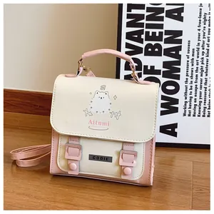 Dettaglio mini zaino beige e rosa con stampa di cane cartone e tracolla regolabile morbida