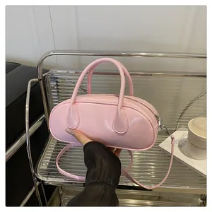 Detail einer rosa minimalistischen Baguette-Tasche aus glänzendem PU-Leder