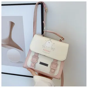 Dettaglio della borsa a tracolla in pelle PU rosa e crema con simpatica stampa cane
