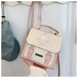Dettagli dello zaino in pelle PU rosa e beige con simpatico orsetto e fibbie decorative