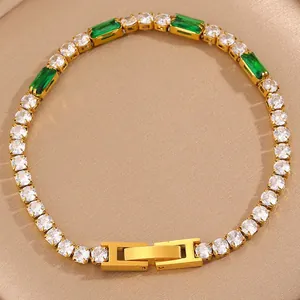 Bracelet tennis plaqué or 18k avec zircons étincelants et pierres vertes à coupe émeraude