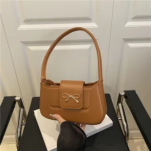 Sac baguette en cuir marron avec boucle nœud doré, sac à bandoulière chic pour femme