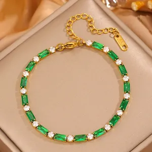 Bracelet plaqué or 18k orné de pierres vertes et de cristaux de zircon brillants