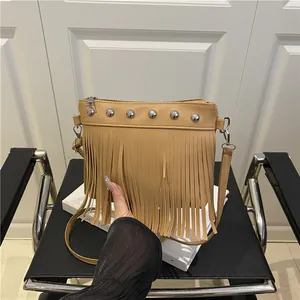 Borsa a tracolla marrone chiaro con frange e borchie argentate in stile secchiello