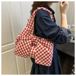 Dettaglio della borsa tote a quadretti rossi e bianchi con un grande fiocco decorativo