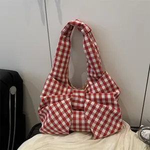 Elegante borsa a mano vichy rossa con grande fiocco decorativo e manico morbido