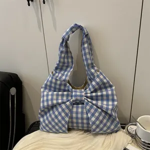 Borsa tote a quadretti blu con grande fiocco decorativo e ampia tracolla singola