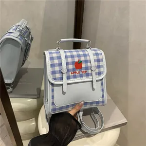 Mini zaino in pelle a quadretti blu con ricamo a mela mostrato da varie angolazioni