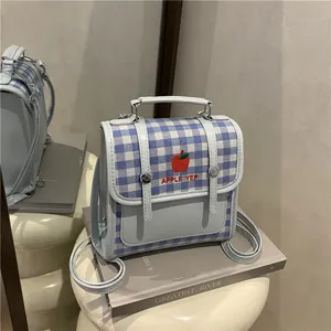 Mini zaino a quadretti blu e bianchi con ricamo a forma di mela e manico superiore