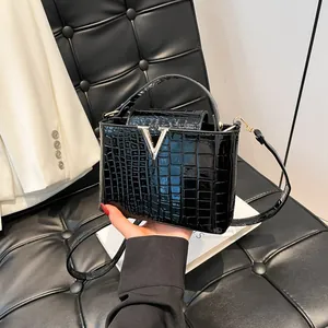Fashion Women Croc-Embossed PU Leather Handbag Metal V Buckle Shoulder Crossbody Bag Small Square Commuter Bag For Daily Office