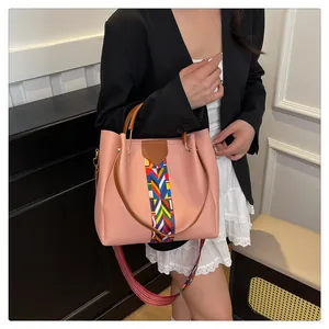 Dettaglio della borsa tote rosa con tracolla intrecciata boho e finitura in ecopelle liscia