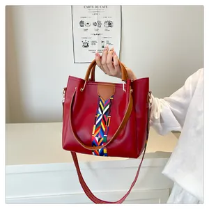 Borsa tote rossa con manici marroni e tracolla con motivi geometrici colorati chic