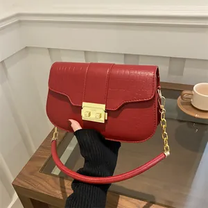 Fashionable red crocodile pattern crossbody bag with gold buckle and chain details