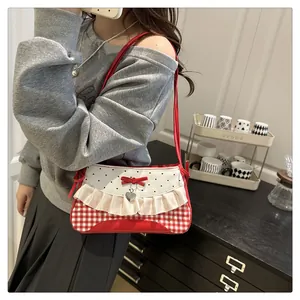 Detail der roten Karo-Baguette-Tasche mit gepunkteter Klappe und Spitzenrüschen