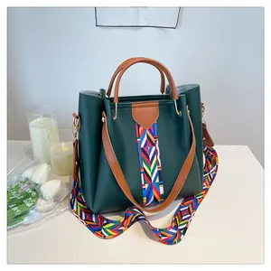 Borsa tote verde scuro con manici marroni e tracolla in tessuto a motivi geometrici