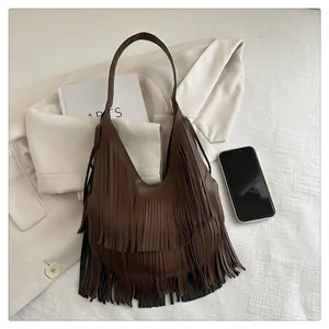 Detailansicht der braunen Retro-Schultertasche mit Fransen und Halbmond-Hobo-Design