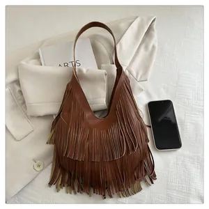Detailansicht der braunen Leder-Hobo-Tasche mit langen Fransen und breitem Schultergurt