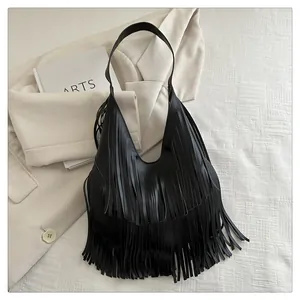 Detailansicht der schwarzen Boho-Tasche mit langen Fransen und eleganter PU-Leder-Optik