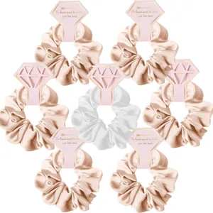 Dettaglio di set di 7 elastici per capelli in raso con eleganti schede di supporto