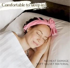 Roze fluwelen heatless hair curler set gedragen door een model dat comfortabel slaapt