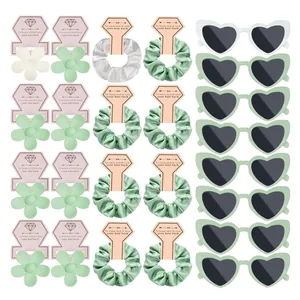 Detail eines 24-teiligen Haarzubehör-Sets in Mintgrün mit Blumenclips, Scrunchies und Brillen