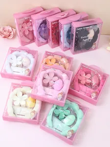 Vista di 10 colori di set regalo con fascia per capelli e fermaglio a fiore per skincare