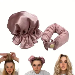 Detail von pinkfarbenem Satin-Lockenwickler-Set und Schlafhaube, getragen vom Model