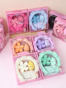 Set fascia in peluche rosa con fermaglio a fiore e polsini in scatola regalo trasparente