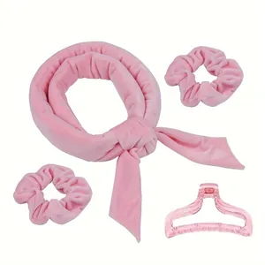 Détail d'un kit boucleur sans chaleur en velours rose avec chouchous et une pince