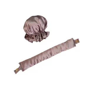 Nahaufnahme des Heatless Hair Curler Sets aus Seidensatin mit Schlafmütze in elegantem Lila