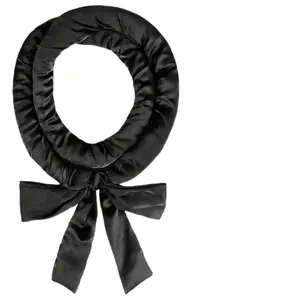 Bigoudi sans chaleur en satin noir avec nœud assorti sur fond blanc minimaliste