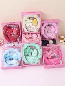 Set regalo rosa con fasce di peluche, fermagli a fiore e morbide spugne per il trucco
