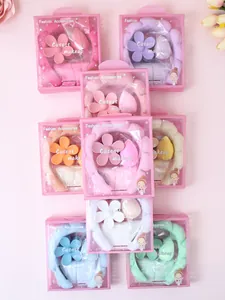 Dettaglio del set fascia nuvola e polsini in colori vivaci con confezione regalo