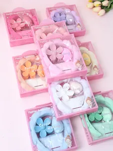 Dettaglio del set fascia spa e polsini in confezione regalo con fermaglio fiori
