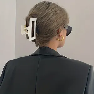 Detail einer matt-cremefarbenen rechteckigen Haarklammer für ein elegantes Updo