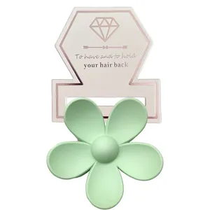 Detail der mintgrünen Blumenhaarklammer auf Karte mit mattem Finish und 5-Blüten-Design
