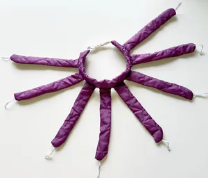Détail du boucleur sans chaleur en satin violet avec huit tiges de bouclage pieuvre