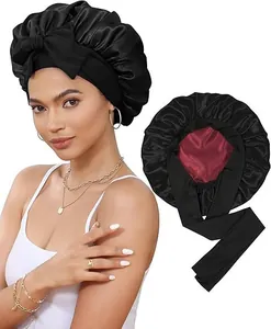 Détail du bonnet de nuit en satin double couche avec doublure rouge et nœud décoratif