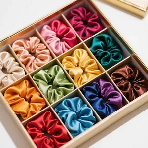 Lot de chouchous en satin luxueux dans une boîte à bord doré aux 12 couleurs vives