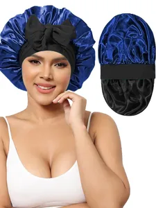 Détail du bonnet de nuit en satin double couche avec grand nœud noir et texture soie bleue