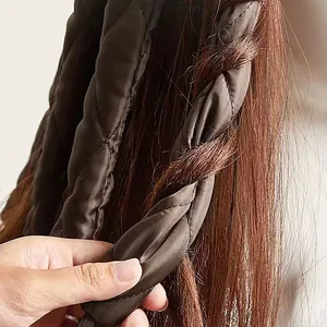 Gros plan d'un bigoudi sans chaleur marron matelassé avec des cheveux enroulés