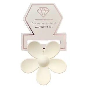 Matte cremefarbene Blumen-Haarklammer auf weißer Displaykarte für elegantes Haarstyling